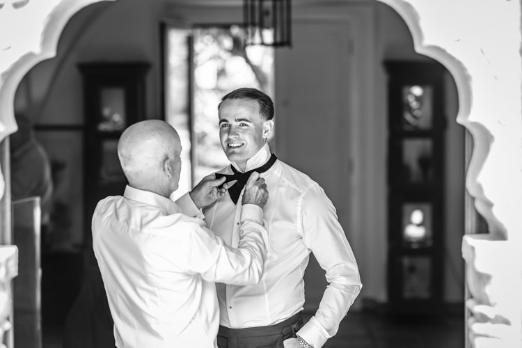 Groom getting ready fain viejo